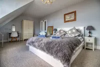 Large Victorian family home, hot tub, 5 min walk to beach, pets, sleeps 11, BBQ