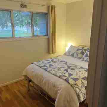 Lakefront 4-bedroom house with AC, WiFi in parklike setting on Moses Lake. Rooms