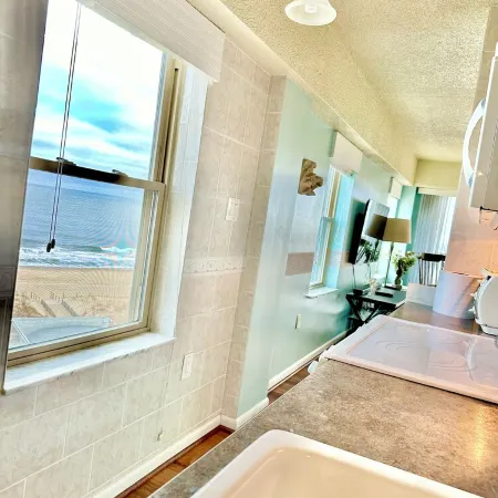 Breathtaking Ocean view, few steps to the beach!!!!!