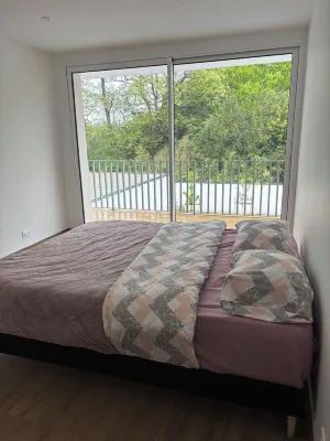 New house with swimming pool Hotels near Chateau Haut-Brion