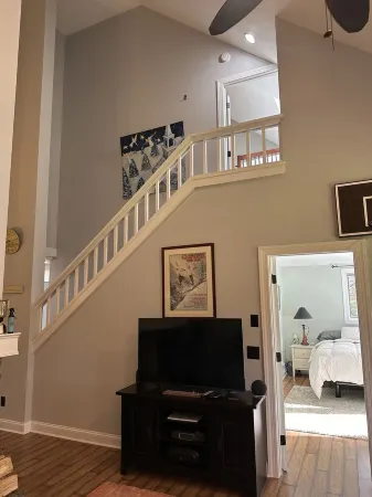 Central & Stylish 6 Beds Retreat on Haystack Golf Course, 10 Mins to Mount Snow