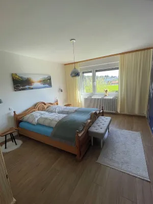 Gemütliche, Voll Ausgestattete Ferienwohnung mit Balkon und Blick auf die Berge