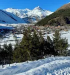 A studio apartment at a secluded area by the river, surrounded by mountains. Hôtels à : Kazbegi