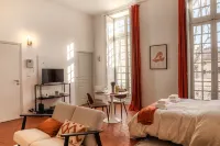 Superb, charming apartment 10 minutes from Saint-Rémy. Hotels in Noves