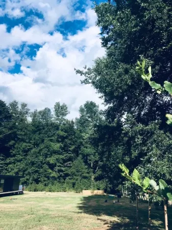 Moderna, Acogedora y con río