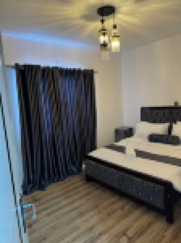 Family sized condo with pool and sports bar 30 min from the city  호텔