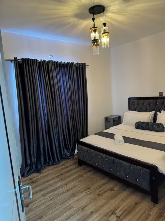 Family sized condo with pool and sports bar 30 min from the city