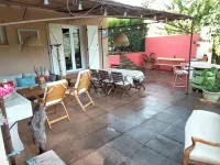 180m2 villa, 3 bedrooms, 3 bathrooms, air-conditioned, covered terrace, barbecue, swimming pool. Hotels in Collobrieres