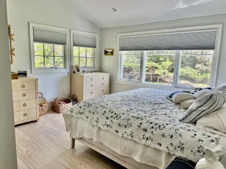 Seaside Serenity: Newly renovated ocean breeze home - minutes' walk to the beach