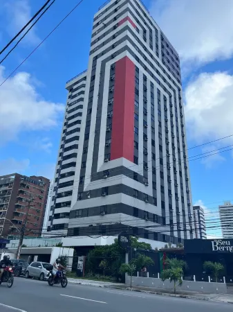 Beautiful and cozy flat. Complete and just 50 m from the beach Отели в г. Жабоатан-дус-Гуарарапис