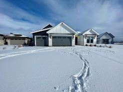 New Luxury Escape, Mountain Views, Pool & River Access!