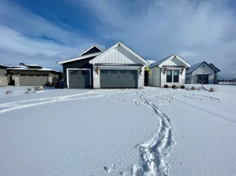 New Luxury Escape, Mountain Views, Pool & River Access!