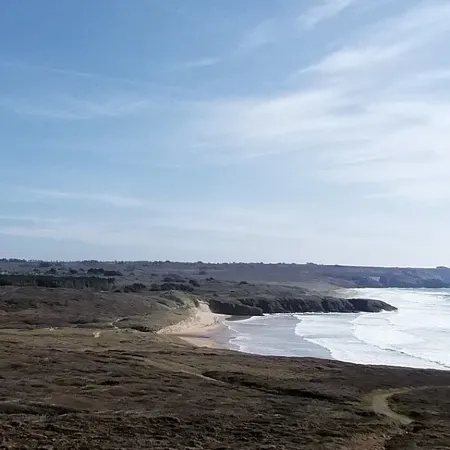Quiet village, walking distance to the beach