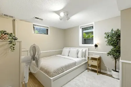 Cozy Maple Lake Hideaway