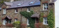 Mill Cottage Solva, with parking. Hotels in Solva