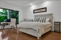 Luxury Lake Woodlands Retreat, with Tropical Heated Pool, Jacuzzi & Cinema!