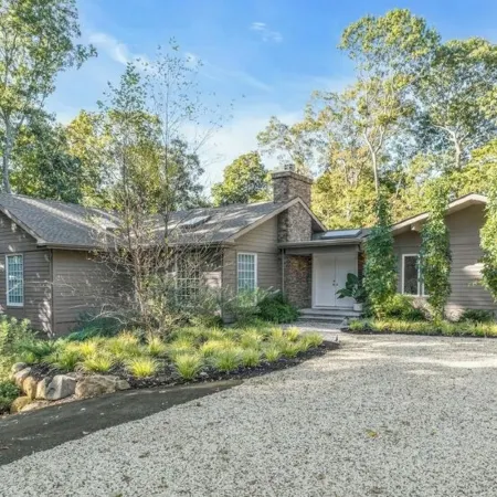 3BR secluded gem w/ pool, minutes to beaches/marinas, walk to town & restaurants