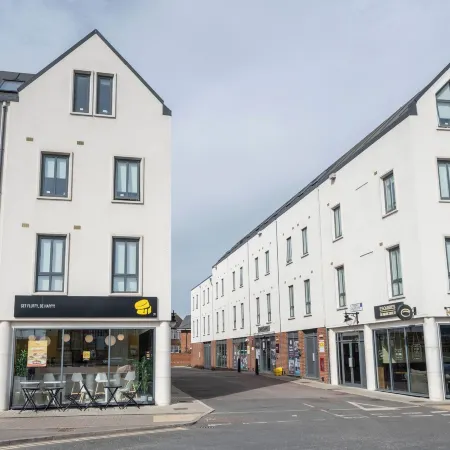 Students Only Straits Egham - 40 Mins to Waterloo - Direct Bus to Heathrow