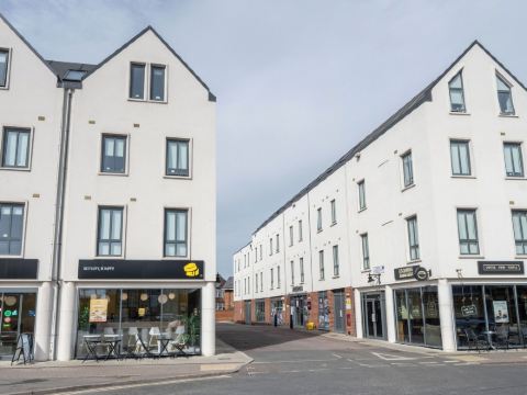 Students Only Straits Egham - 40 Mins to Waterloo - Direct Bus to Heathrow