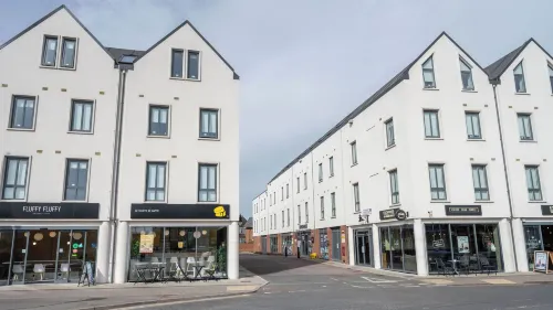 Students Only Straits Egham - 40 Mins to Waterloo - Direct Bus to Heathrow Hotels in Egham