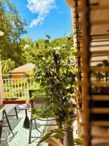 Parenthèse, T1 with balcony and backyard. Private beach and pool access Hotels in Grand-Bourg