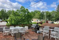 Sandy Cheeks is perfect for your next family vacation! Walk to Lake Erie Beach. Hotel a Evans