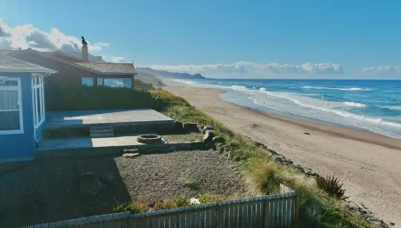 Oceanfront Escape. Cozy & Modern Beach House. Sleeps 10