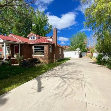 Grammie’s Manor – A One-of-a-Kind Stay in Heart of Kanab w/ Hot Tub, Gym, & More