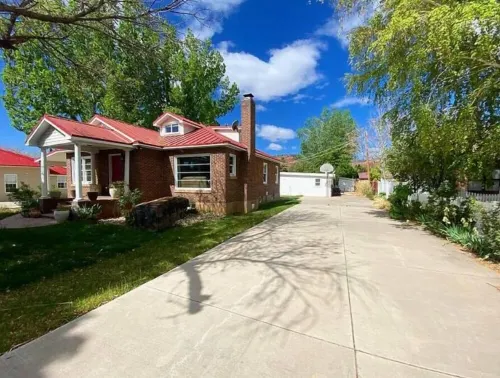 Grammie’s Manor – A One-of-a-Kind Stay in Heart of Kanab w/ Hot Tub, Gym, & More