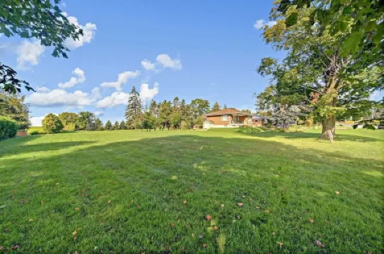 Peaceful & Cozy 3 Bedroom House In Newcastle, ON