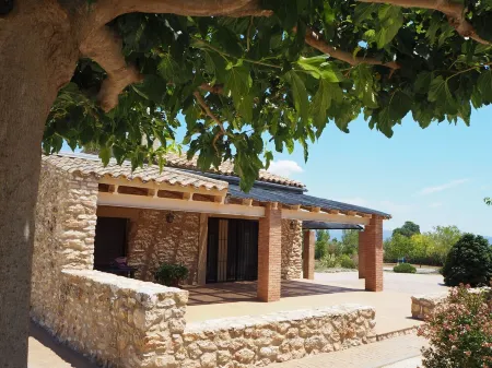 House with fenced garden, ideal for families. Near mountain and Ebro Delta.