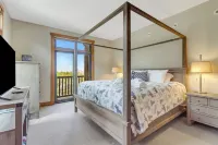 Walk on/Ski Off @Stratton, Hot Tub, King Beds, 2 Living Spaces, Shuttle!