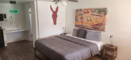 Brad's Desert Inn Отели в г. Холбрук