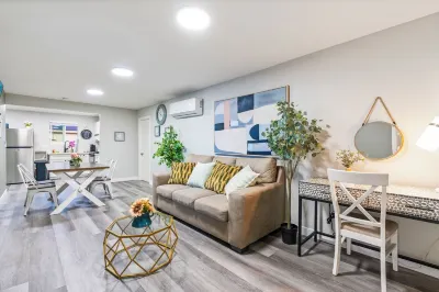 M3-Detached house 2 bedroom 1 bathroom close Old Town Monrovia kingsize-bed! Hotels near Cafe LuMar