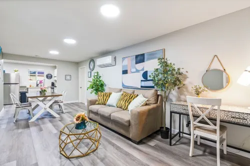 M3-Detached house 2 bedroom 1 bathroom close Old Town Monrovia kingsize-bed!