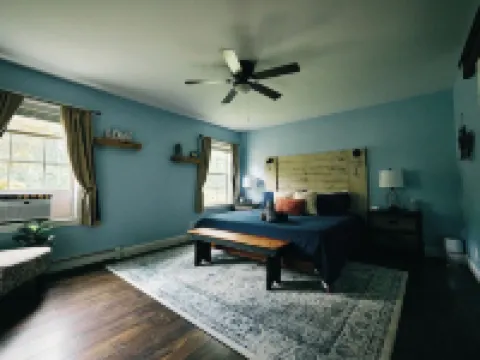 Bear House Catskills: Private Pool, Pond & Hot Tub, Work & Dog-Friendly カイロのホテル