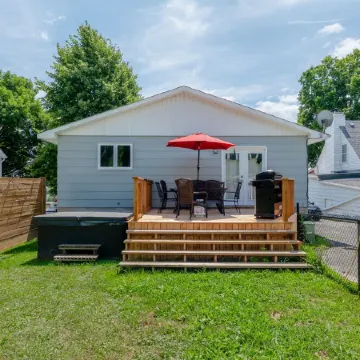 Cozy Lakeview Home with Water Access Отели в г. Корнуолл
