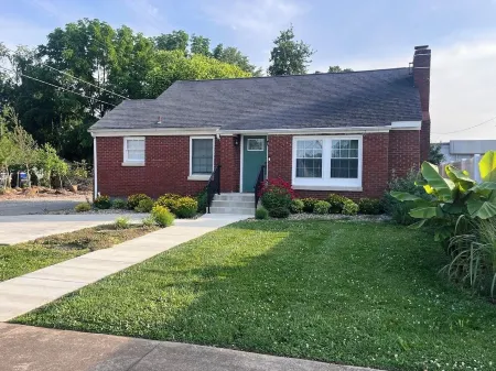 Bourbon Royale, Home of Two Kings; putting green, downtown, free coffee & snacks