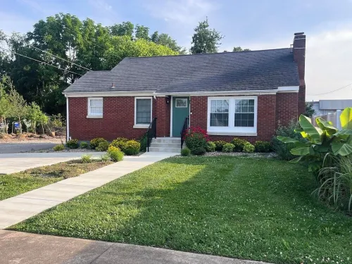 Bourbon Royale, Home of Two Kings; putting green, downtown, free coffee & snacks