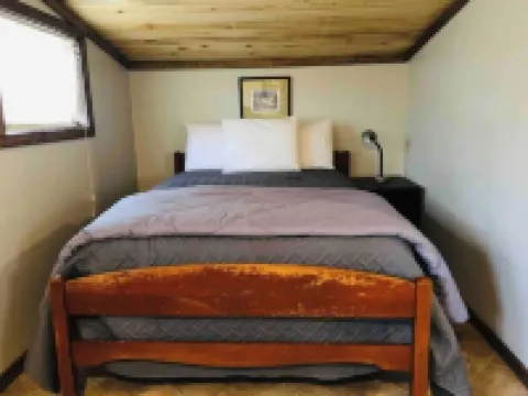 Little White Cabin by the river, fishing trails, kayaking, near State Park lake