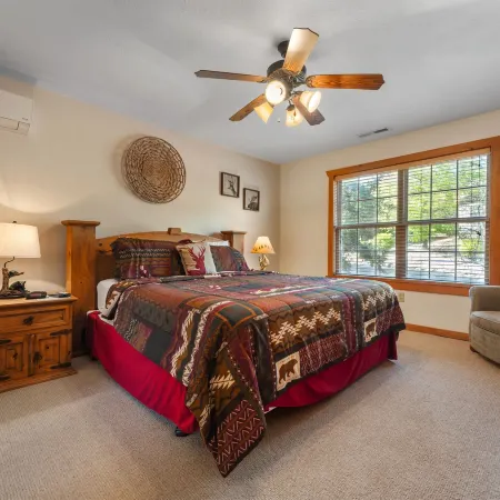 Whispering Woods Lodge-Sleeps 10 Home