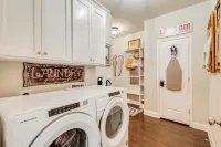 Gorgeous College Station Townhome w/ Patio! - Apartments