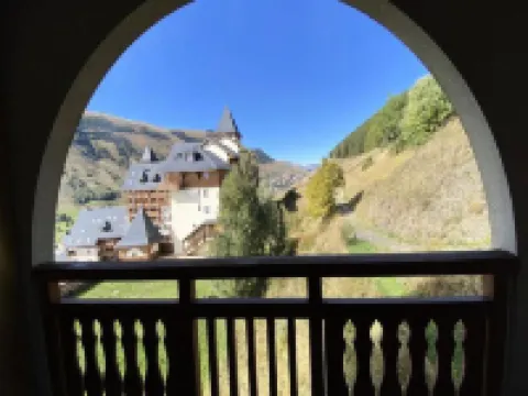 Apartment in les 2 Alpes with Ski-on Access