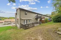 3 Bedroom Townhome next to Cheat Lake / Sunset Beach Marina!