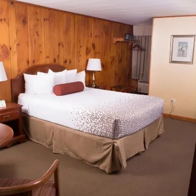 Knotty Pine Motel Hotels near Bennington College