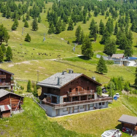 Apartment on ski slopes of Prarion