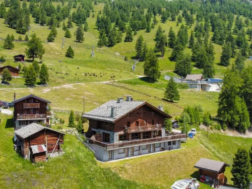 Apartment on ski slopes of Prarion