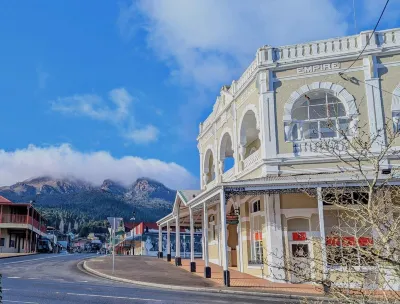 Quentin's Cottage - a cosy retreat by Mt Owen - close to town and trails! Hotels near Horsetail Falls