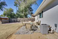 Quiet Pueblo Home w/ Pool Table, 5 Mi to Downtown! - 3-نجوم