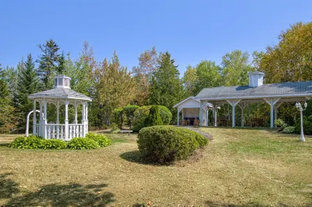 Dannys Hotel Suites, SureStay Collection by Best Western Отели в г. Батерст